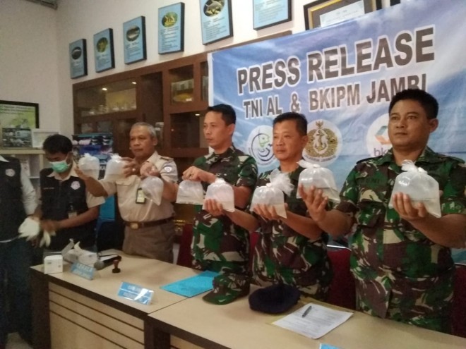 Press release Lanal Pelembang yang berhasil menggagalkan penyelundupan baby lobster di perairan Pantai Timur Jambi Minggu (21/4)