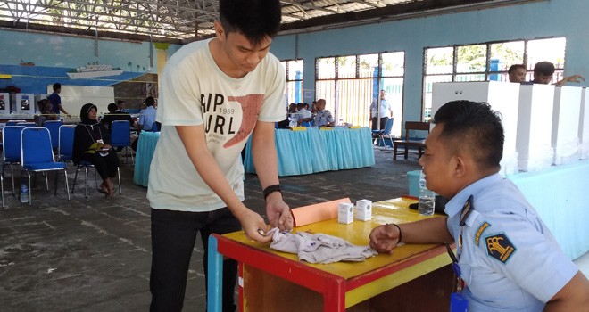 Salah satu warga binaan Lapas Kelas II A Jambi usai menyalurkan hak pilihnya dalam Pemilu 2019. FOTO : DOK      