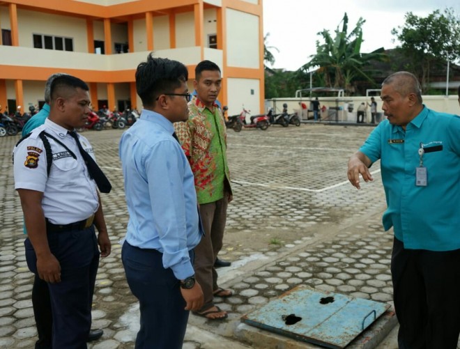Petugas PDAM TM Kota Jambi bersama Wakil Rektor II Universitas Adiwangsa Jambi melihat langsung sambungan air PDAM Tanpa Meteran di Kampus UNAJA tersebut,(23/4).
