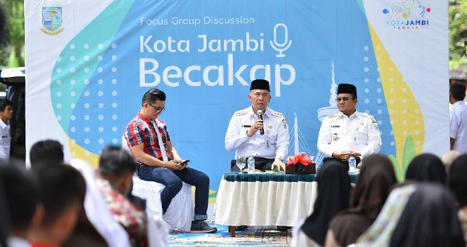 Walikota Jambi dan Wakil Walikota Jambi menjadi narasumber pda diskusi publik Kota Jambi Becakap (24/4). Foto : Ist