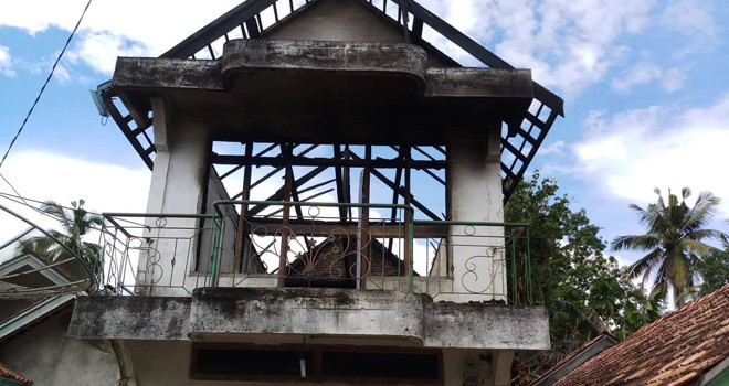 Saman, pemilik rumah yang hangus terbakar hanya bisa melihat sisa-sisa puing-puing rumah yang telah hangus terbakar. Foto : Ist