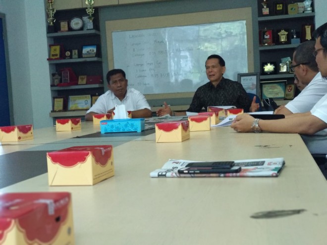 Anggota IV BPK RI Prof Dr H Rizal Djalil, Kepala BPK RI Perwakilan Jambi Hery Ridwan, SE, MM, Ak, CA (kanan) dan CEO Jambi Ekspres Group Sarkawi saat berdiskusi di Lantai II Graha Pena Jambi Ekspres kemarin (24/4)   