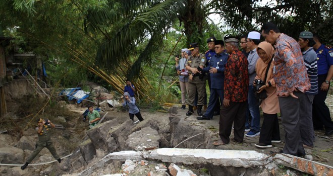 Wakil Walikota Jambi meninjau rumah Adi Muslim yang nyaris roboh akibat longsor di Kelurahan Telanaipura Kota Jambi (25/4). Foto : Ist