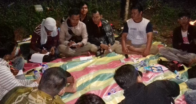 Diskusi bersama belasan jurnalis sarolangun di Bukit Tempurung. Foto : Ist