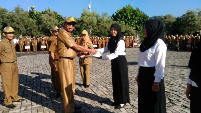 Sekda Munasri Serahkan SK CPNS Tenaga PTT. Foto : Gusnadi / Jambiupdate