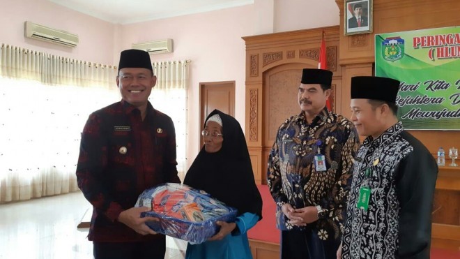 LANSIA : Bupati Tebo, H. Sukandar, S.Kom., M.Si, saat memberikan cendramata kepada lansia Hari Lanjut Usia Nasional yang digelar di Aula Rumah Dinas Bupati Tebo.