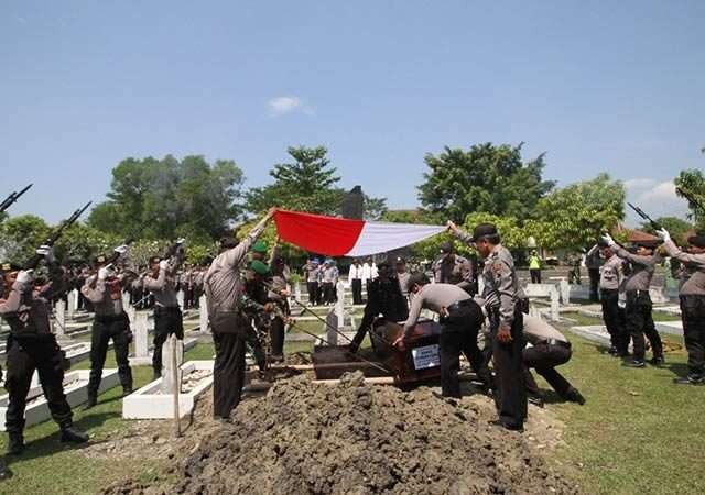  Pemakaman anggota kepolisian (Radar Banyumas/ Jawa Pos Group)