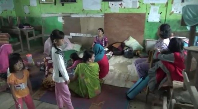 MENGUNGSI: Korban banjir di Mendahara Ulu (Menhul) yang mengungsi di gedung sekolah