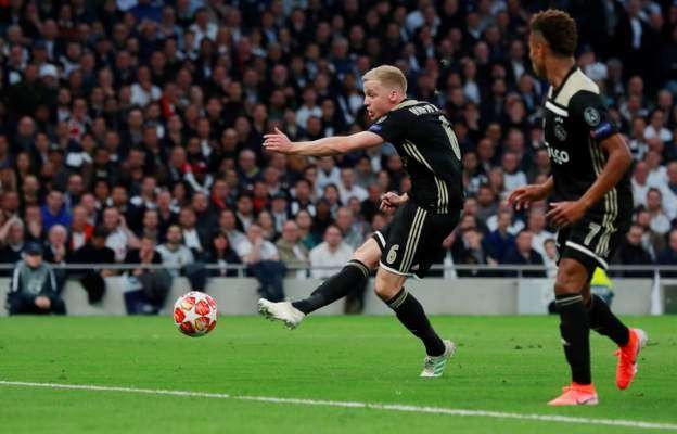 Donny van de Beek mencetak gol kemenangan Ajax/Reuters