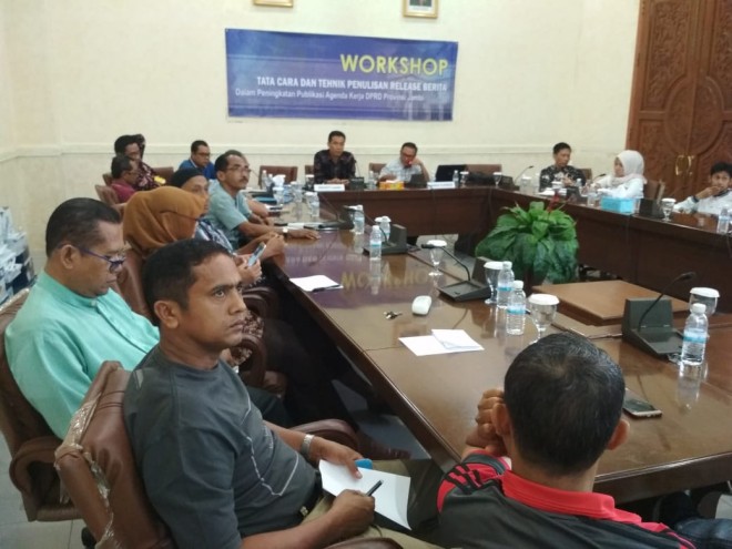 Humas DPRD Provinsi Jambi menggelar workshop tata cara dan tekhnik penulisan berita,Jumat (3/5). 