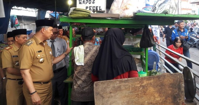 Walikota Jambi Sy Fasha membeli makanan di Pasar Beduk, (6/5). Foto : Ist
