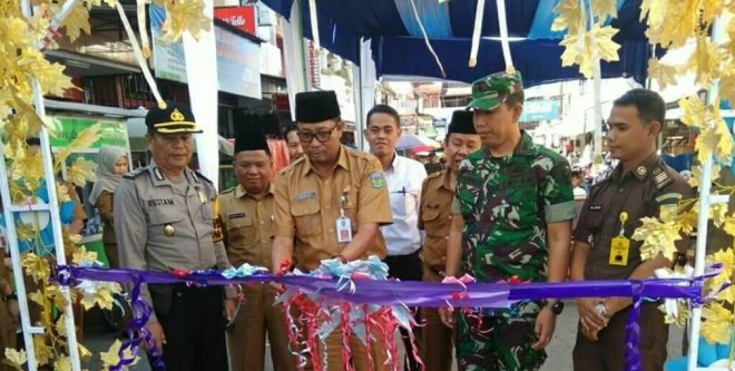Sekda Munasri Buka Sekaligus Tinjau Pasar Ramadhan.