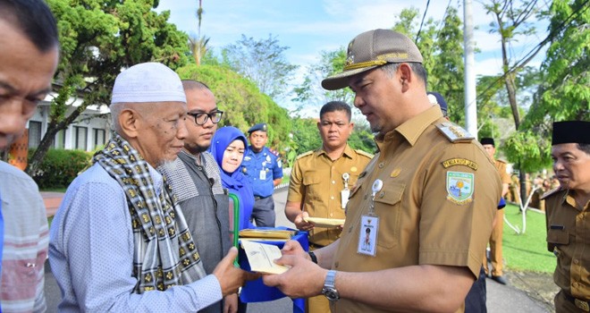 Walikota Jambi Syarif Fasha menyerahkan langsung bantuan uang cash kepada korban bencana di Kota Jambi, kemarin (6/5). Foto : Ist