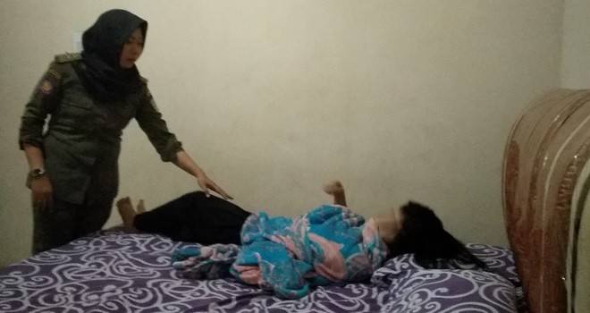 Sepasag muda-mudi yang diduga telah melakukan tindak asusila di Hotel Pusuk Nauli, kawasan Jalan Lingkar Barat Kota Jambi diamanakan petugas. Foto : Ist