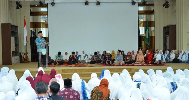 Wali Kota Jambi Syarif Fasha menghadiri sekaligus membuka pengajian ramadan terpadu yang digelar oleh BKMT Kota Jambi, di aula rumah dinas Walikota Jambi, Kamis (9/5).  Foto : Ist