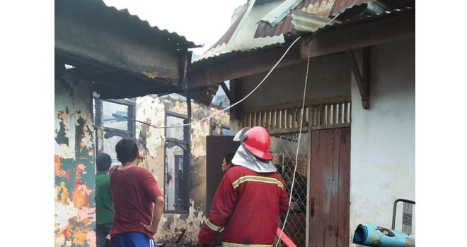 Petugas dan warga berupaya memadamkan api yang menghanguskan lima rumah di Kelurahan Rawasari, Kota Jambi. Foto : Ist