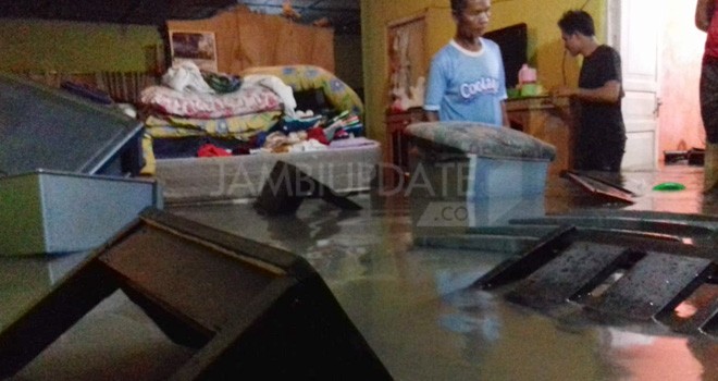 Banjir di RT 08, Kelurahan Budiman, Kecamatan Jambi Timur Kota Jambi. Foto : M Ridwan / Jambi Ekspres