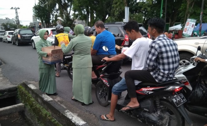 Para istri TNI Bagikan Ratusan Takjil Gratis. Foto : Ist