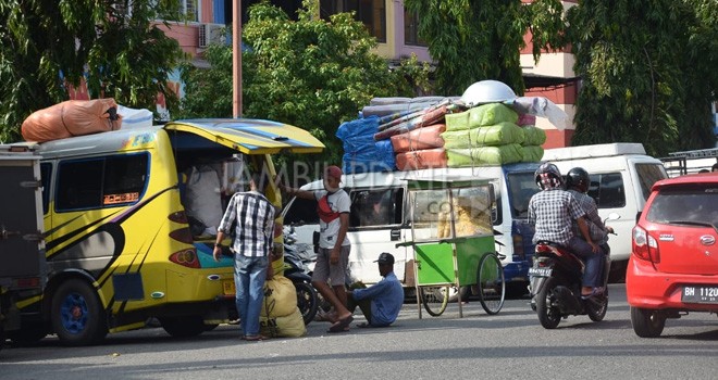 Angkutan Kota Dalam Provinsi (AKDP) menggunakan plat hitam di Jalan Sultan Thaha Pasar Jambi, kemarin (13/5). Aktifitas turun naik penumpang berlangung pagi hingga siang. Foto : M Ridwan / Jambi Ekspres