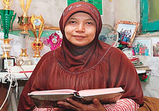 PENGHUBUNG: Siti Muniro menjadi penghubung antara Haikal dan Yanti, ibunya. Suami Yanti tewas tertembak aparat setahun lalu. (Alfian Rizal/Jawa Pos)