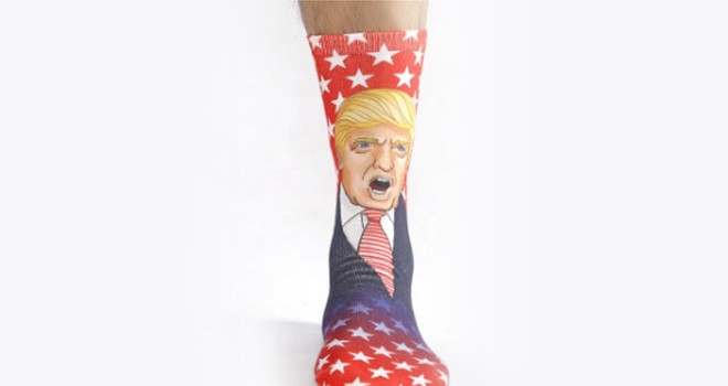 Kaus kaki itu bergambar Trump.