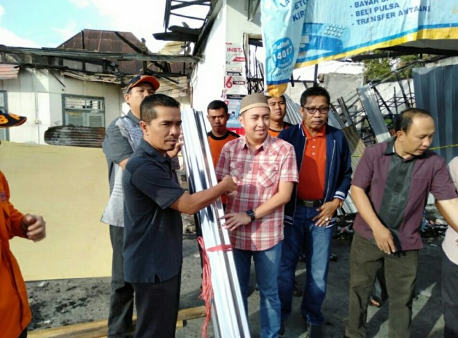 Kunjungi Korban Kebakaran, Ketua DPRD Fikar Azami Berikan Bantuan.