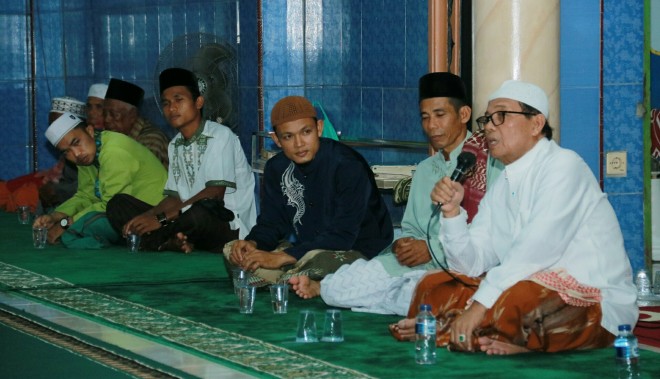 Gubernur Sholat Tarawih Bersama Masyarakat Dusun Babeko.