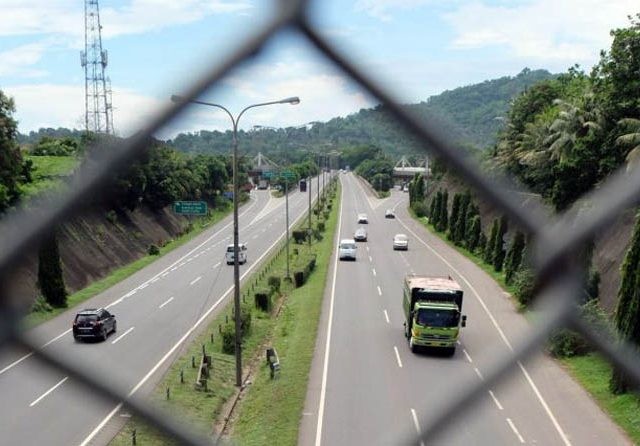 Ilustrasi jalan tol ruas Merak-Tangerang yang krp macet saat aduk mudik karena panjangny daftar tunggu menyeberang di Merak-Bakauheni, (Dok.JawaPos.com)