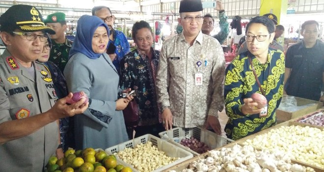 Komisi XI DPR RI, Disperindag, Kapolda Jambi cek harga sembako di Pasar Tradisional Angso Duo (23/5).