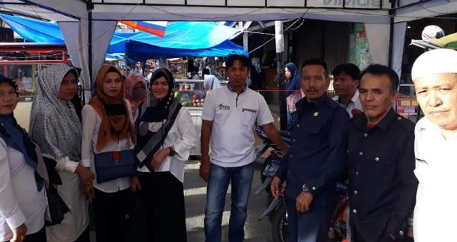 Terlihat anggota Polres Kerinci dan bagian pasar yang berada di posko di tengah Pasar Beduk. Foto : Gusnadi / Jambiupdate