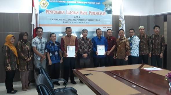 Bupati Tanjab Timur Romi Hariyanto bersama pejabat Tanjab Timur usai menerima LHP dari BPK RI. Foto : Ist