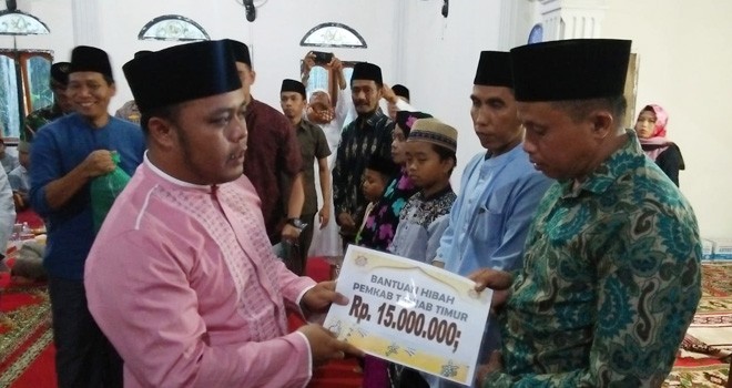 Wabup Robby Nahliansyah saat memberikan bantuan. Foto : Maulana / Jambiupdate