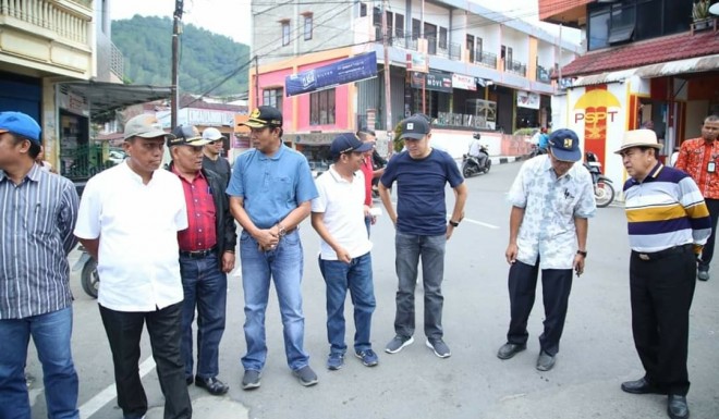 Ketua DPRD Fikar Azami Dampingi Wako Tinjau Kelayakan Jalan dan Kebersihan. Foto : Gusnadi / Jambiupdate