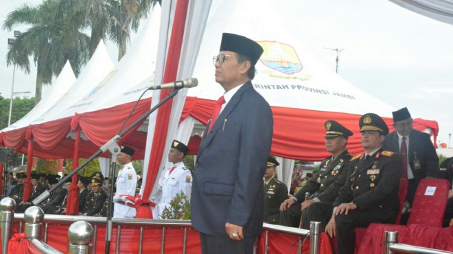 Gubernur Jambi, Fachroroi Umar, saat melaksanakan Upacara Peringatan Hari Lahir Pancasila, di lapangan depan Kantor Gubernur Jambi, Sabtu (1/6).
