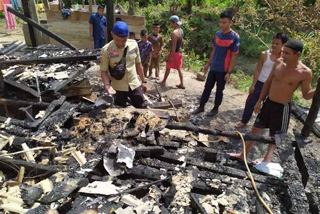 Kebakaran Dusun 2, Desa Kaliberau, Kecamatan Bayung Lencir, Kabupaten Muba. Kediaman mereka terbakar saat keduanya tengah melaksanakan shalat id, Rabu (5/6) pagi.