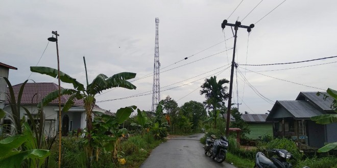 Tower Telkomsel yang berada di Desa Teluk Majelis. Foto : Iwan Kurniawan / Jambiupdate