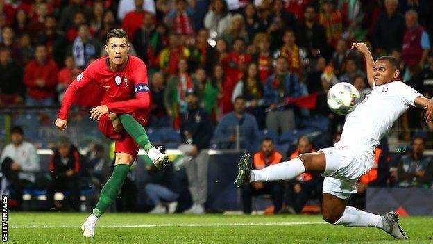 Cristiano Ronaldo mencetak hattrick ke gawang Swiss/Getty Images. 