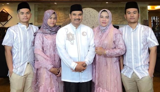 Pimpinan Komisi X DPR RI  Sutan Adil Hendra (SAH) bersama keluarga