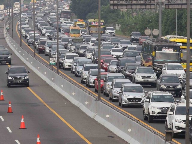 Situasi kepadatan lalu lintas di tol Cikampek arah Jakarta, Sabtu (8/6). Pengelola tol terapkan contraflow dan one way. Kemacetan cukup panjang. (Raka Denny/Jawa Pos)