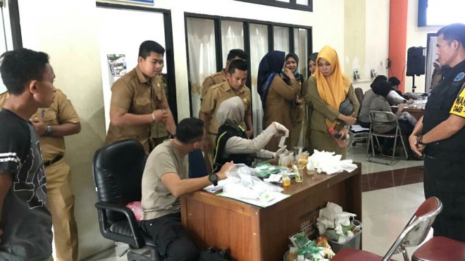 Badan Narkotika Nasional Kabupaten (BNNK)  Kabupaten Muaro Jambi  pagi melaksanakan Tes Urine kepada ASN di lingkup Sekretariat Daerah,  Senin (16/6). 