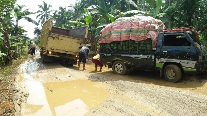 Kerusakan jalan yang terjadi menuju Kecamatan Kuala Jambi, sebelum dilakukan perbaikan tanggap darurat.