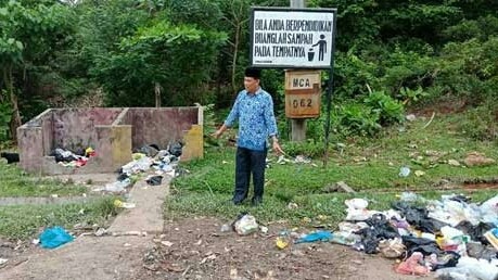 TINJAU: Kadis Perkim Sarolangun, Saipullah, saat meninjau satu diantara pembuangan sampah di komplek kantor bupati.