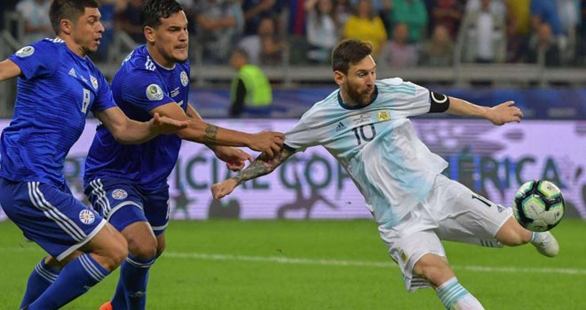 Lionel Messi jadi penyelamat Argentina. Foto : AS
