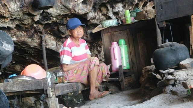 Mbah Kijem, setengah abad lebih bermukim di Gua Langse Parangtritis Gunung Kidul Jogjakarta. (ANISSATUL UMAH/JAWA POS)