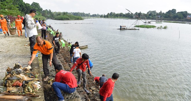Walikokta Jambi Sy Fasha memimpin langsung gotong royong membersihkan Danau Sipin, Jumat pagi (21/6). Foto : Hafiz / Jambiupdate