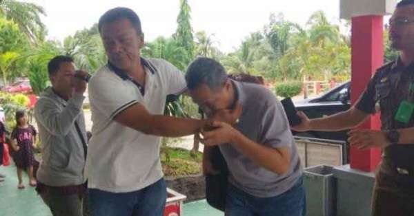 Detikâ€“detik Eks Anggota DPR Ditangkap Lalu Dijebloskan ke Lapas. Foto : Pontianak Post