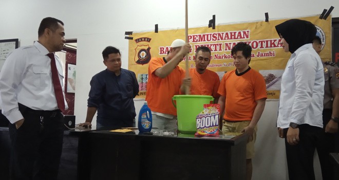 Ditresnarkoba Polda Jambi memusnahkan hasil tangkapan berupa sabu seberat 7,081 gram. Foto : Ist
