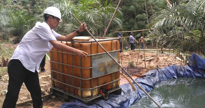 Tim Dinas Lingkungan Hidup (DLH) Batanghari saat turun ke lokasi illegal drilling di desa pompa air, Kabupaten Batanghari. Foto : Ist