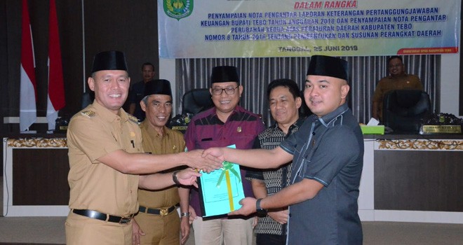 Bupati Tebo, H Sukandar saat menyerahkan Nota Pengabtar LKPJ Bupati Tebo Tahun 2018 kepada Ketua DPRD Tebo, Agus Rubyanto.