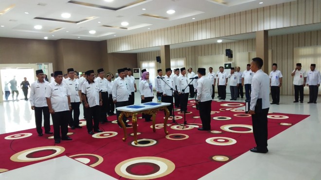Bupati Merangin, Al Haris, melantik 14 pejabat eselon II di lingkup Pemerintah Kabupaten Merangin pada hari Rabu (26/06/2019). 